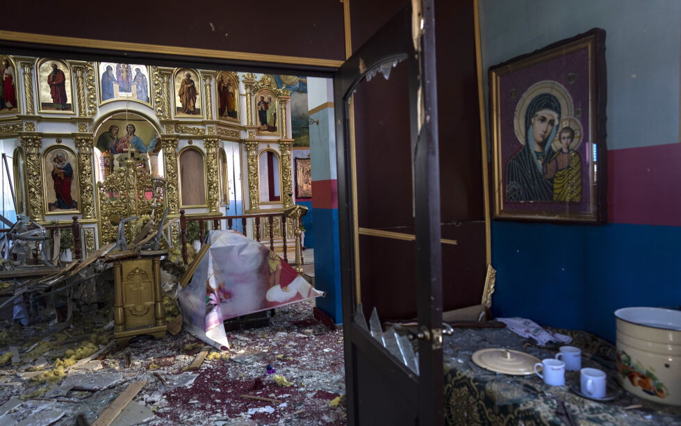 Ødeleggelser inne i en ukrainsk ortodoks kirke i byen Jasnohorodka, en landsby utenfor hovedstaden Kyiv, hvor den ukrainske hærens stanset den russiske framrykkingen fredag.
 Foto: Rodrigo Abd/AP/NTB