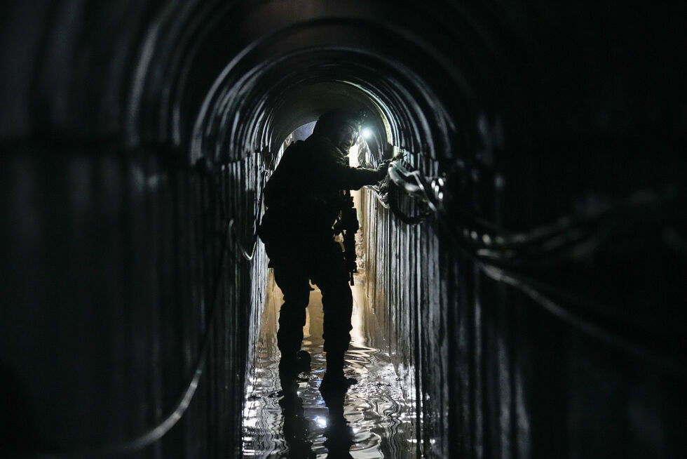 Oberstløytnant Ido, går inne i en terrortunnel under hovedkvarteret til FN-organisasjonen UNRWA i Gaza. Bildet ble tatt 8. februar 2024.
 Foto: AP Photo/Ariel Schalit/ NTB