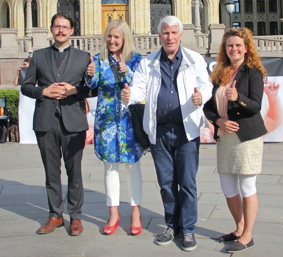 Fra venstre: Mikael Brun, Anita Nystrand, Svein-Magne Pedersen, Trine Overå Hansen, utenfor Stortinget.