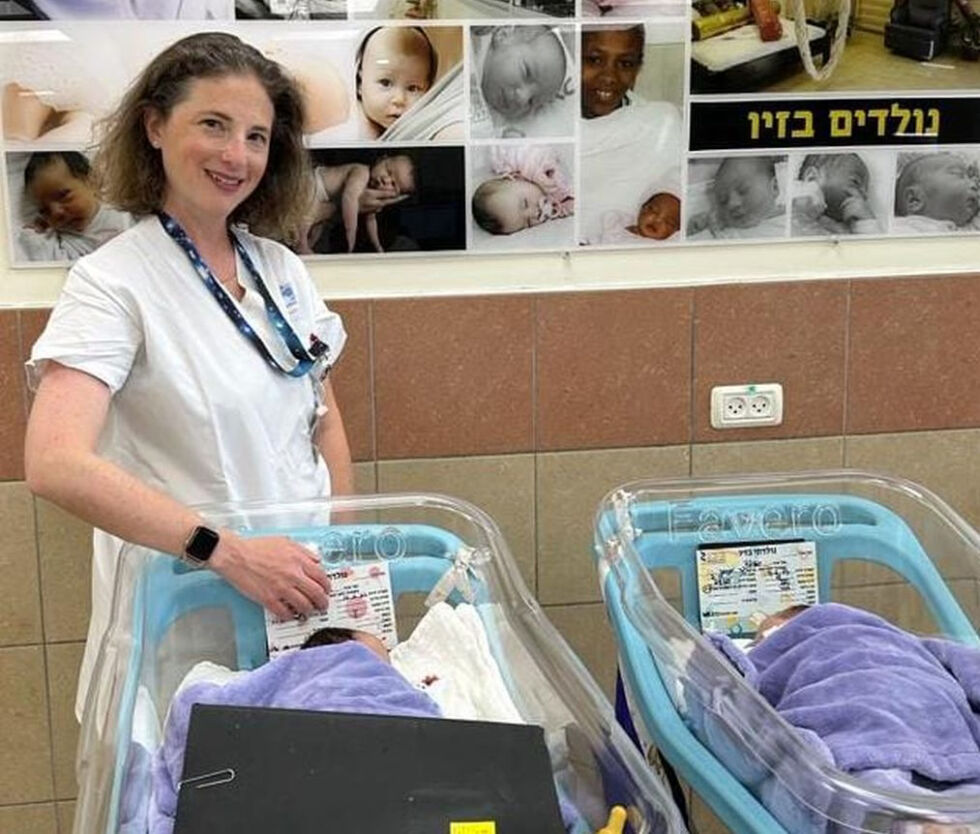 Rachel Yeshurun, en jordmor ved Ziv Medical Center i Safed, med en baby hun var med på å redde.
 Foto: Ziv Medical Center/TPS