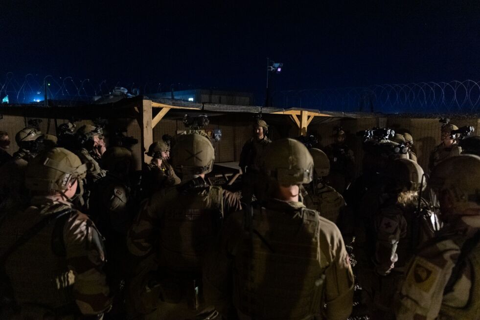 Bildet viser norske soldater i militærbasen Ain al-Assad i Irak etter et rakettangrep mot basen i desember.
 Foto: Forsvaret / NTB scanpix