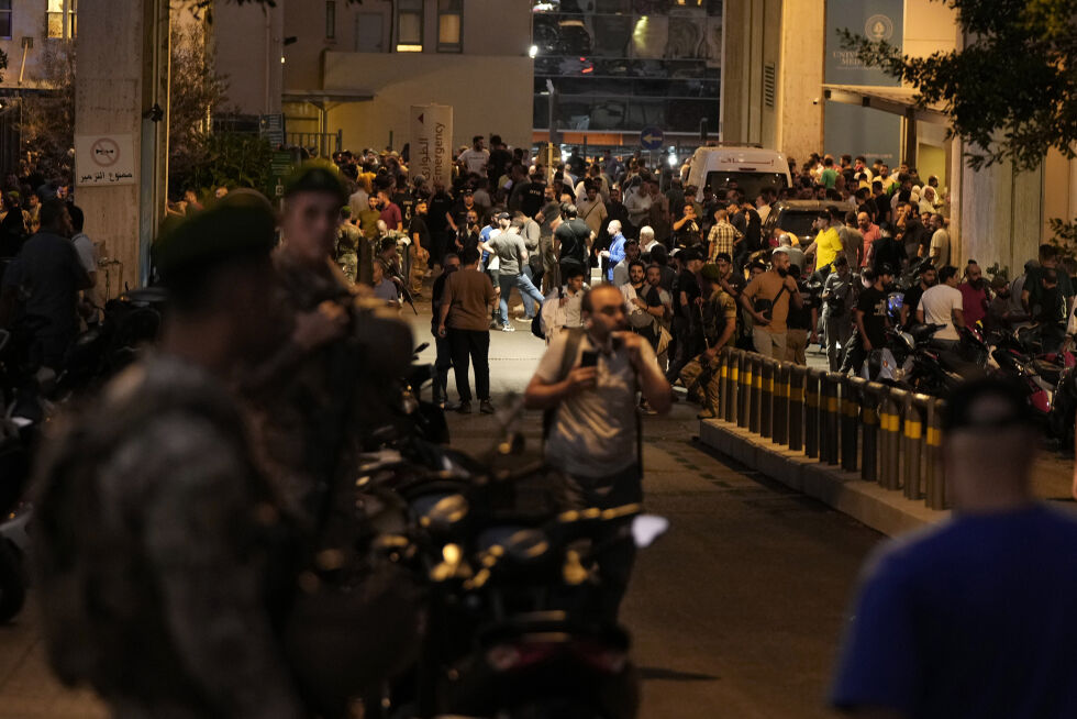 Flere av ofrene for personsøker-eksplosjonene i Libanon ble brakt hit til det amerikanske universitetssykehuset i Beirut tirsdag.
 Foto: Hassan Ammar / AP / NTB