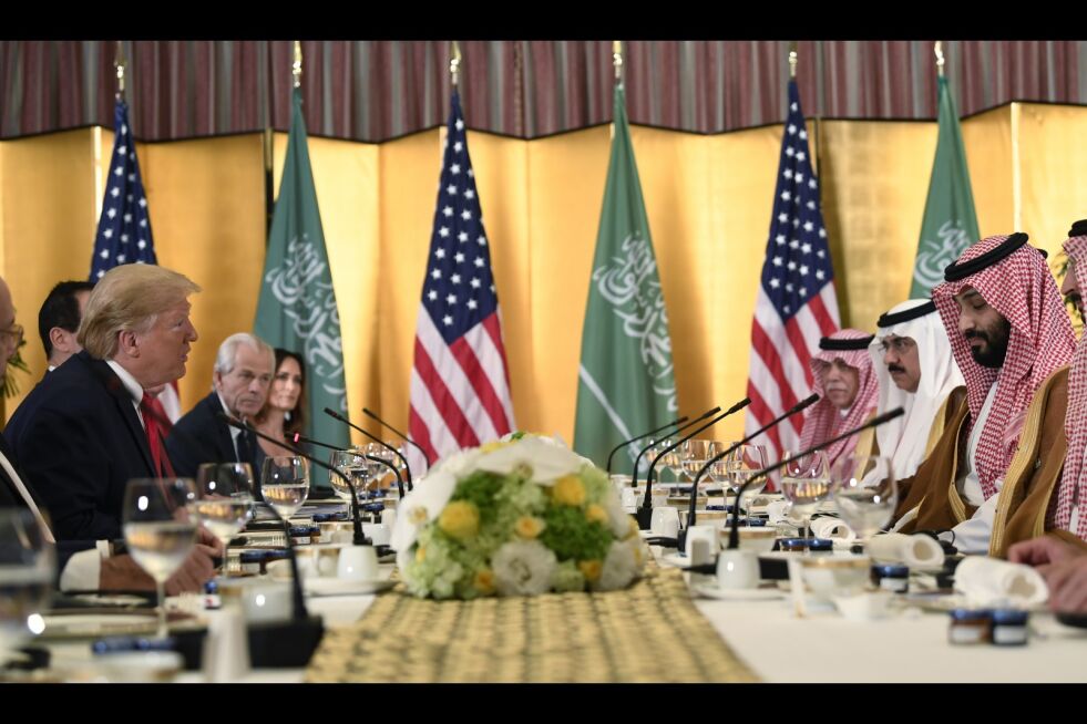 President Donald Trump møter kronprins Mohammed bin Salman under en arbeidsfrokost på G-20-toppmøtet i Osaka, Japan, lørdag 29. juni 2019. Det er bare et av flere møter mellom de to de siste årene.
 Foto: Susan Walsh/NTB Scanpix