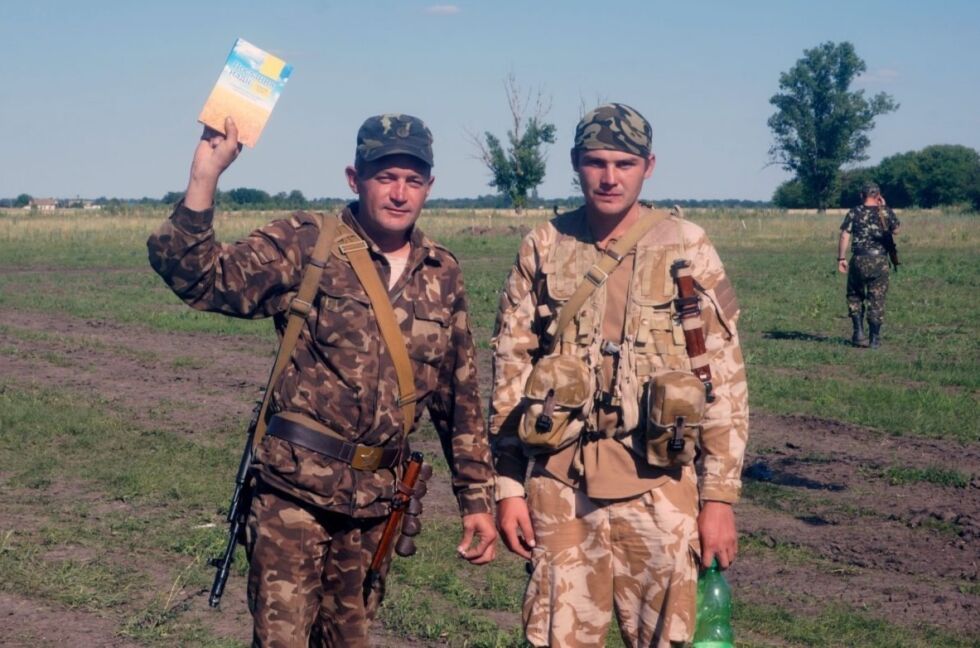 BIBEL: Ukrainske soldater har nettopp fått en bibel, på sitt eget språk. Bildet ble tatt før Russland angrep Ukraina.
 Foto: Bibelselskapet i Ukraina (arkivbilde)