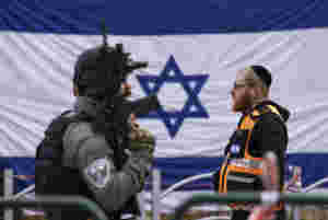 Fire israelske politibetjenter såret i bilangrep, ifølge politiet