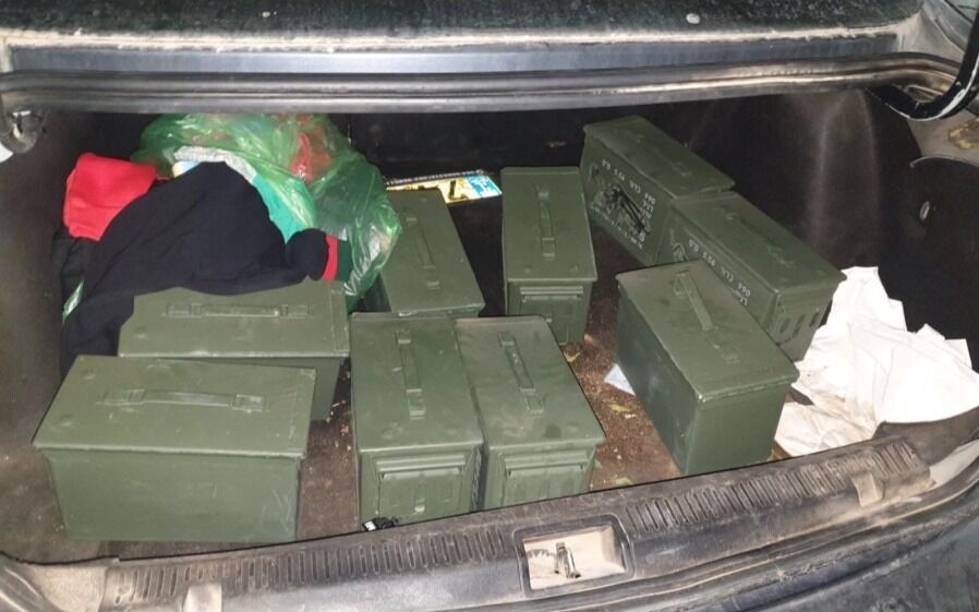 Grensepatrulen fant ti kasser med ammunisjon fra det israelske forsvaret i bilen som var på vei til Vestbredden.
 Foto: Border Crossings Authority/Ministry of Defense