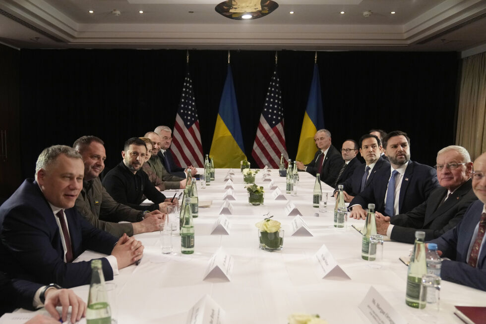 USAs visepresident JD Vance, tredje til høyre, møtte Ukrainas president Volodymyr Zelenskyy, tredje til venstre, under et bilateralt møte på sidelinjen av Münchens sikkerhetskonferanse i München, Tyskland, fredag ​​14. februar 2025.
 Foto: AP Photo/Matthias Schrader/NTB