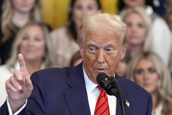 Høyesterett lar Trump håndheve forbud mot transpersoner