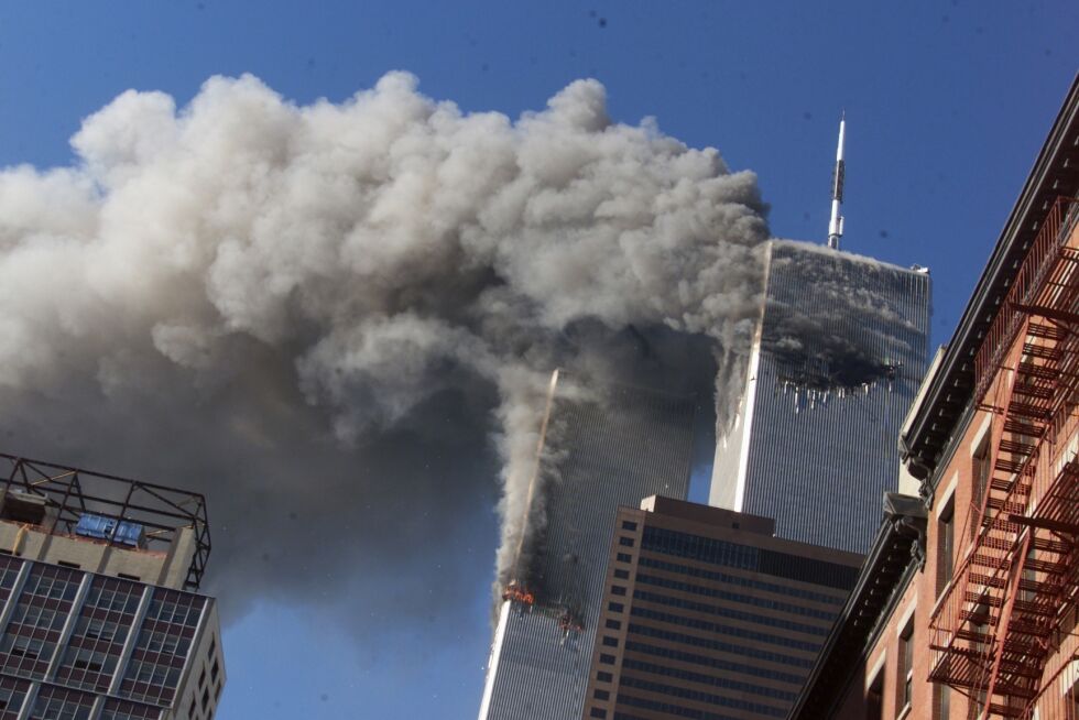 terror: Røyken stiger opp fra de brennende tvillingtårnene til World Trade Center i New York, 11. september 2001, etter at to kaprede fly krasjet inn i de. I år er det 20-årsmarkering av terroranslaget.
 Foto: NTB
