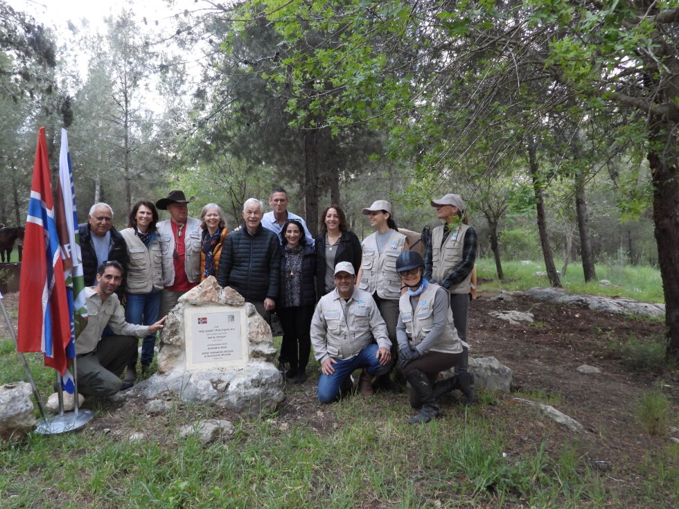 AVDUKING: Her avdukes en minnestein som takk for gaven til Ben Shemen-skogen.
 Foto: Eli Bondlid