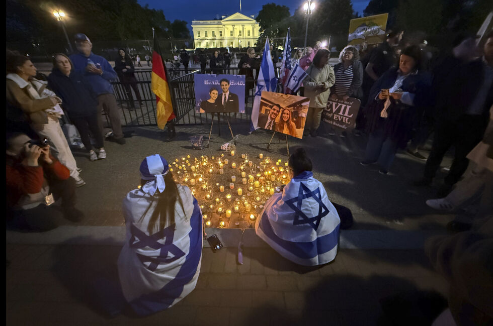 Folk tente lys til minne om Yaron Lischinsky og Sarah Milgrim torsdag kveld.
 Foto: Jose Luis Magana / AP / NTB