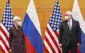 Steile fronter mellom USA og Russland i Genève