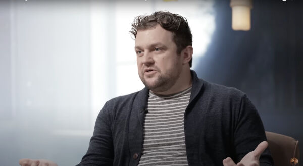 Healy sier han ser engler og demoner