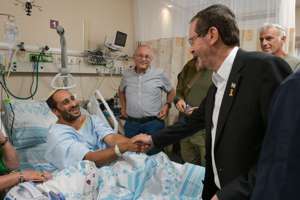 President Isaac Herzog besøkte soldater i Haifa som er skadet under krigen mot Hizbollah.
 Foto: Ma'ayan Toaf (GPO)