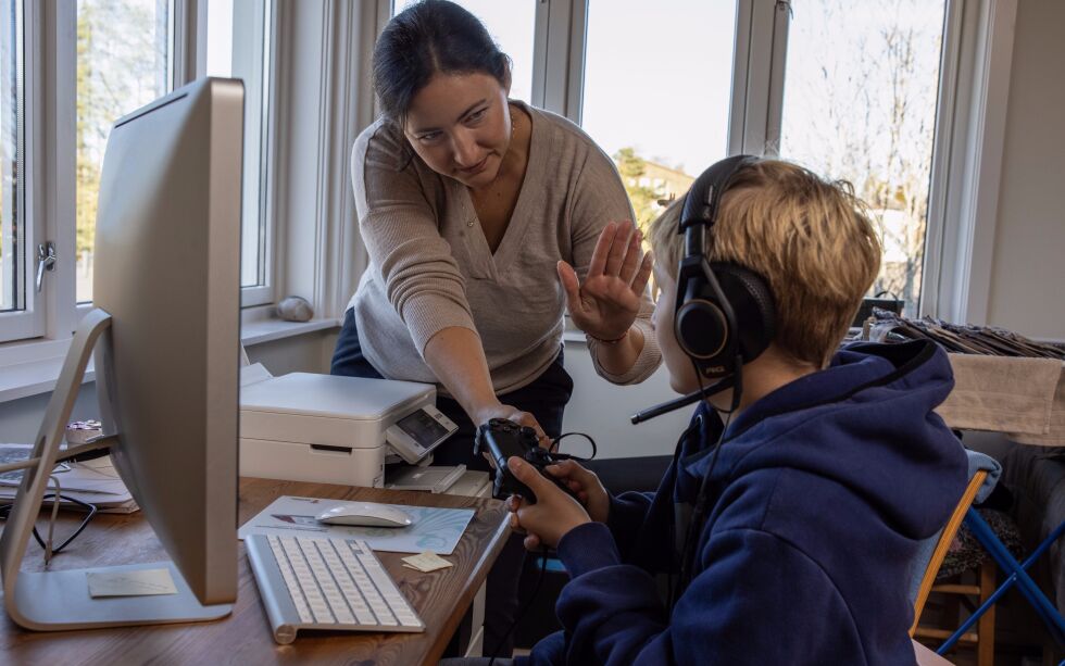 En ny undersøkelse utført av Ipsos på vegne av Blå Kors viser at nærmere 9 av 10 er uenige med barnas andre foresatte om hvilke regler som bør gjelde for dataspilling. Illustrasjonsbilde
Foto: Blå Kors