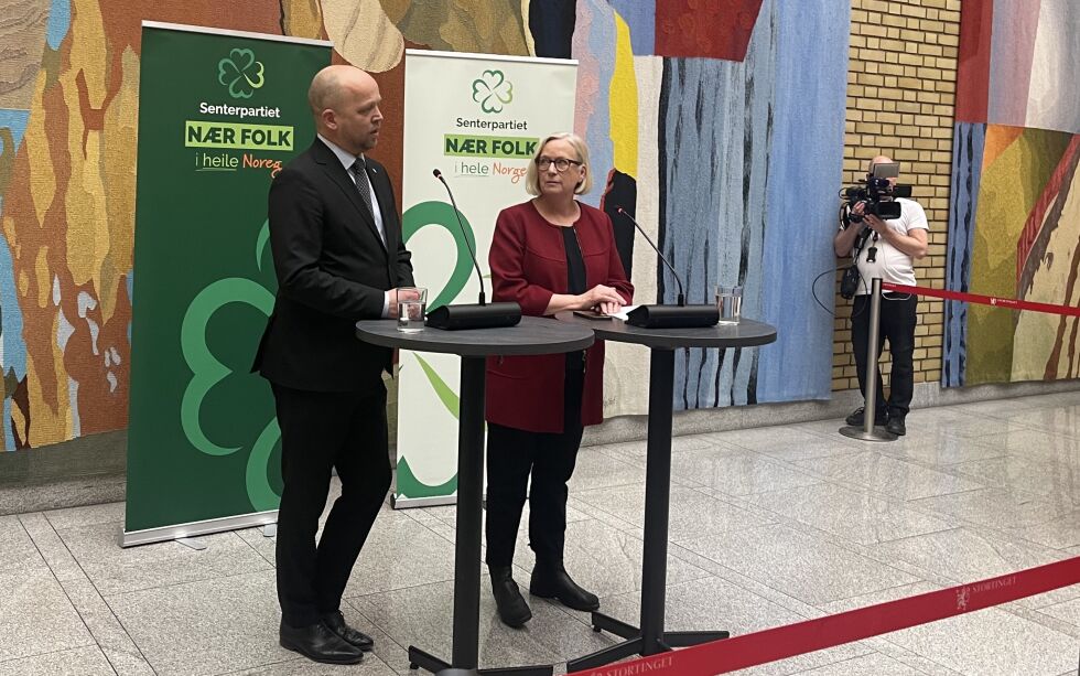 Finansminister Trygve Slagsvold Vedum og Marit Arnstad (Sp) i Vandrehallen på Stortinget i Oslo torsdag.
 Foto: Anita A. Sæle