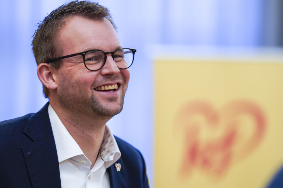 Kjell Ingolf Ropstad (KrF) gleder seg over regjeringens forslag om å bevilge 300 millioner til lærebøker i revidert nasjonalbudsjett.
 Foto: Terje Bendiksby / NTB