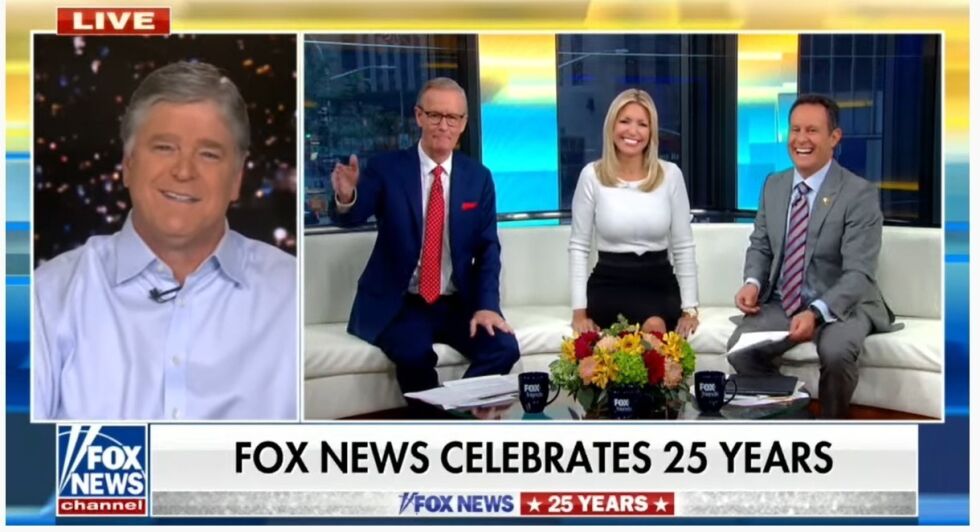 Feirer: 25 år er gått siden Fox News så dagens lys. Under frokostprogrammet Fox & Friends var kanalens fremste profil, Sean Hannity (t.v) gjest hos morgenprogram-lederne Steve Doocey, Ainsley Earhardt og Brian Kilmeade.
 Foto: Skjermdump Fox News
