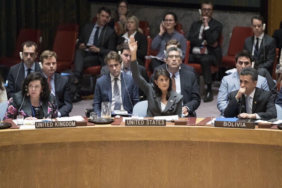 USAs FN-ambassadør Nikki Haley sier USA ikke vil være medlem av en «hyklersk» organisasjon som gjør menneskerettighetene til latter. Foto: Mary Altaffer / AP / NTB scanpix