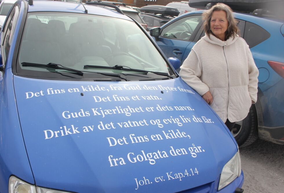 Aina Jæger er ikke den som «setter sitt kristenliv under en skjeppe.» Hun benytter enhver sjanse til å promotere Gud - også på bilpanseret.
 Foto: Nils Bakke