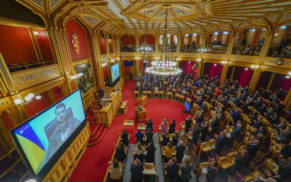 Hele salen reiste seg i full applaus da Volodymyr Zelenskyj dukket opp på storskjermene på Stortinget.
 Foto: Torstein Bøe / NTB