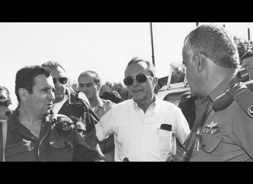 GÅTT BORT: Daværende forsvarsminister Moshe Arens er på bildet i møte med viseforsvarssjef Ehud Barak og leder for forsvarest sør-kommando Yitzhak Mordechai i 1991. Foto: Det israelske forsvarets arkiv