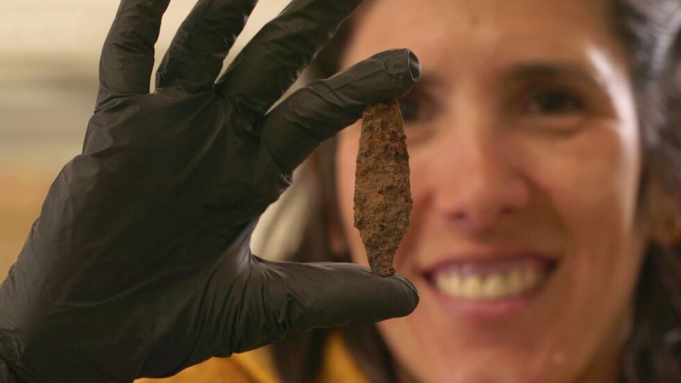 JUDEAFJELLA: Utgravingsdirektør Michal Mermelstein med ein 2700 år gamal pilspiss av jern funne på same staden som den sjeldne mynten vart oppdaga.
 Foto: Emil Aladjem, Israel Antiquities Authority