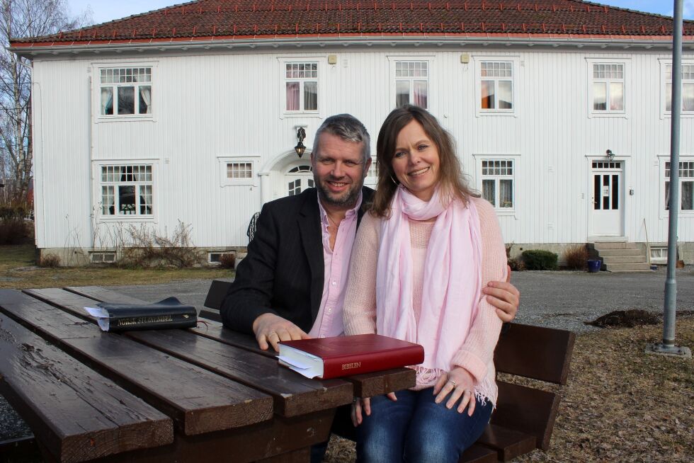 ET KALL: Svein og Miriam Lindset foran hovedbygningen på Visjon Gjestegård.
 Foto: Eli Bondlid