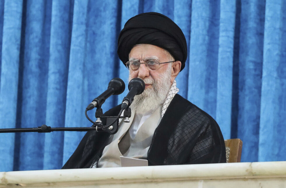 Ayatollah Ali Khamenei her avbildet under en markering i begynnelsen av juni.
 Foto: NTB/AP