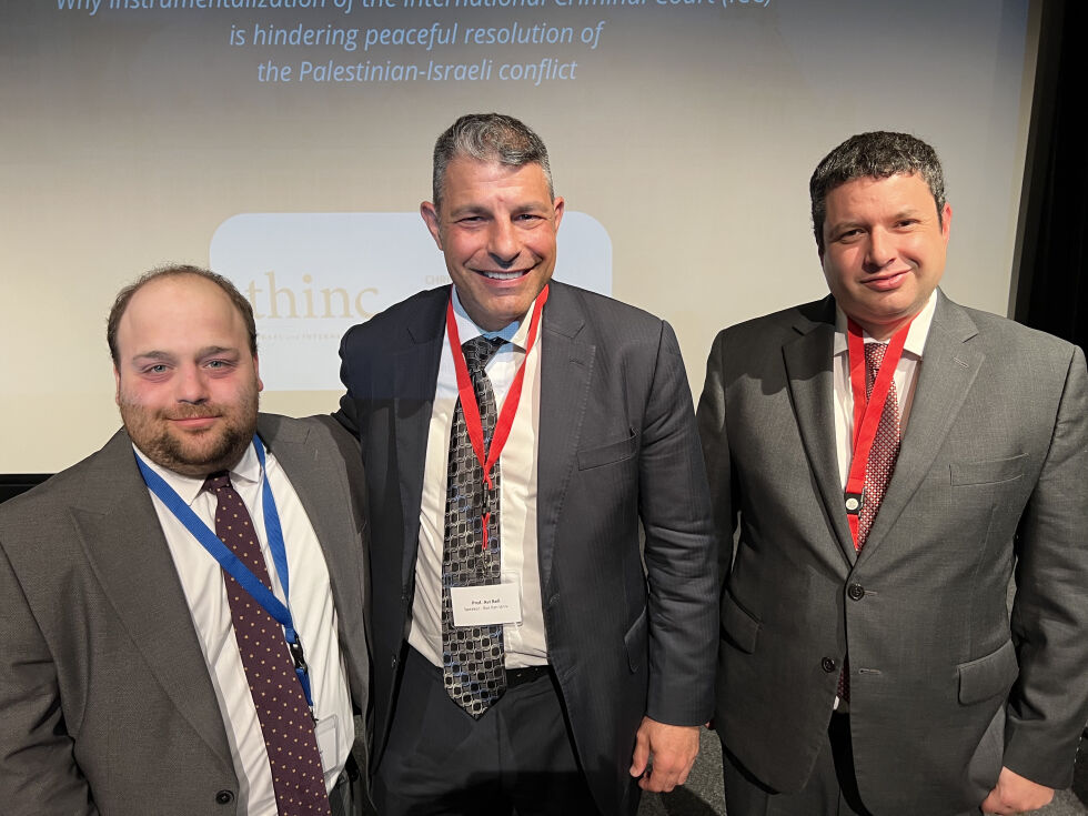 Forskeren Joshua Kern, jussprofessor Avi Bell og IAF-presidenten Josh Reinstein innledet i et panel om Den internasjonale straffedomstolen 29. mars 2023.
 Foto: EAL