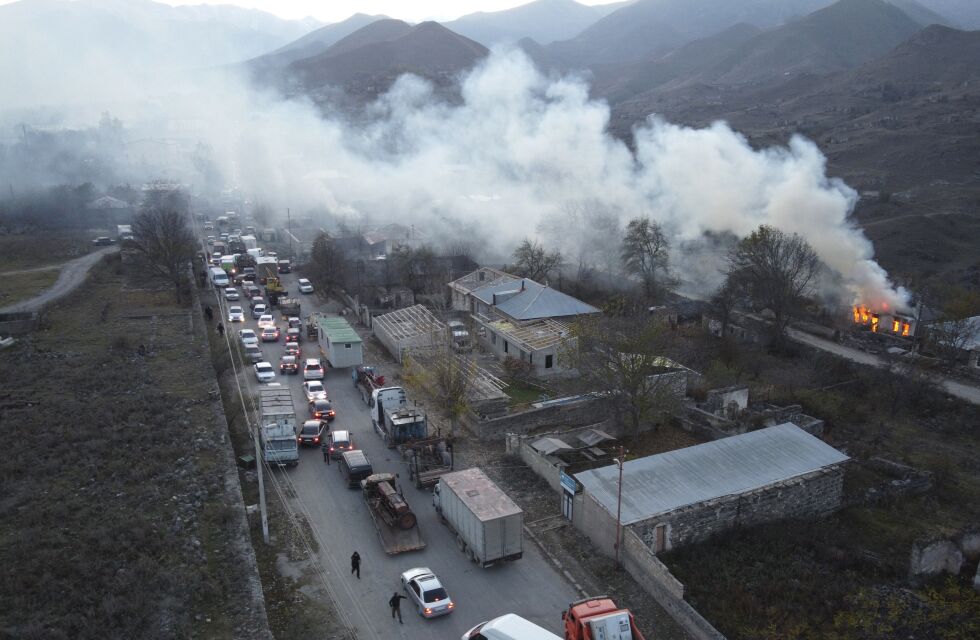 Nagorno Karabakh: Husene står i brann i områdene armenerne nå tvinges til å forlate for alltid.
 Foto: Ap