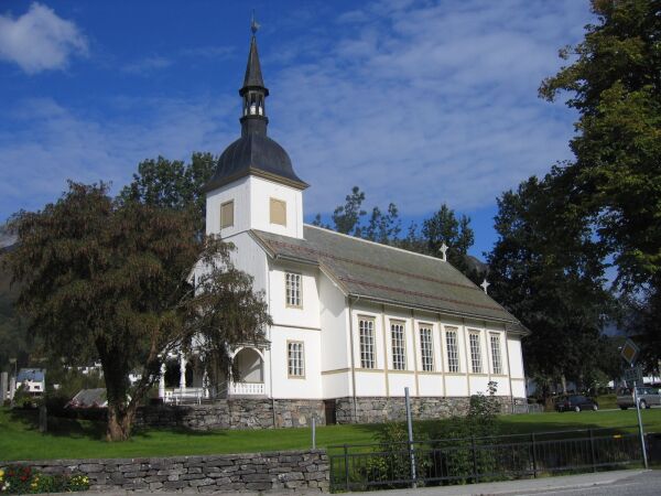 Reagerer sterkt på «regnbuemesse» i Ørsta kirke