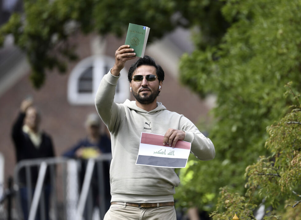 Salwan Momika avbildet under en demonstrasjon utenfor Iraks ambassade i Stockholm.
 Foto: Oscar Olsson / TT via AP / NTB