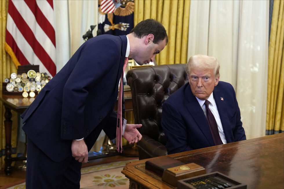 Donald Trump i det ovale kontor torsdag 23. januar, etter å ha underskrevet presidentordre.
 Foto: AP Photo/Ben Curtis/NTB