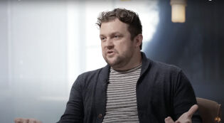 Healy sier han ser engler og demoner