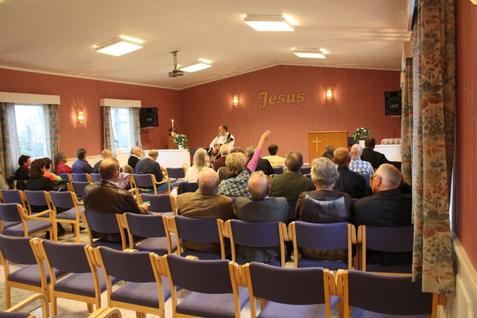 BETANIA: Bildet er fra et møte i menighetslokalet Betania på Fitjar, i salen i bygget som politiet sier ikke er en kirke.
 Foto: Nytt Liv Sunnhordland