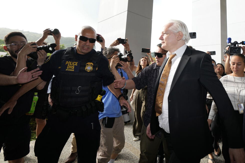 Wikileaks-grunnlegger Julian Assange ankom rettslokalet på Saipan glattbarbert og finkjemmet.
 Foto: Eugene Hoshiko / AP / NTB