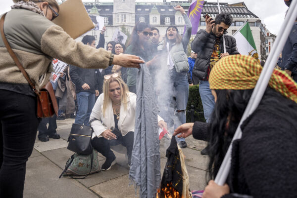Iranerne i Norge brenner Hijab
