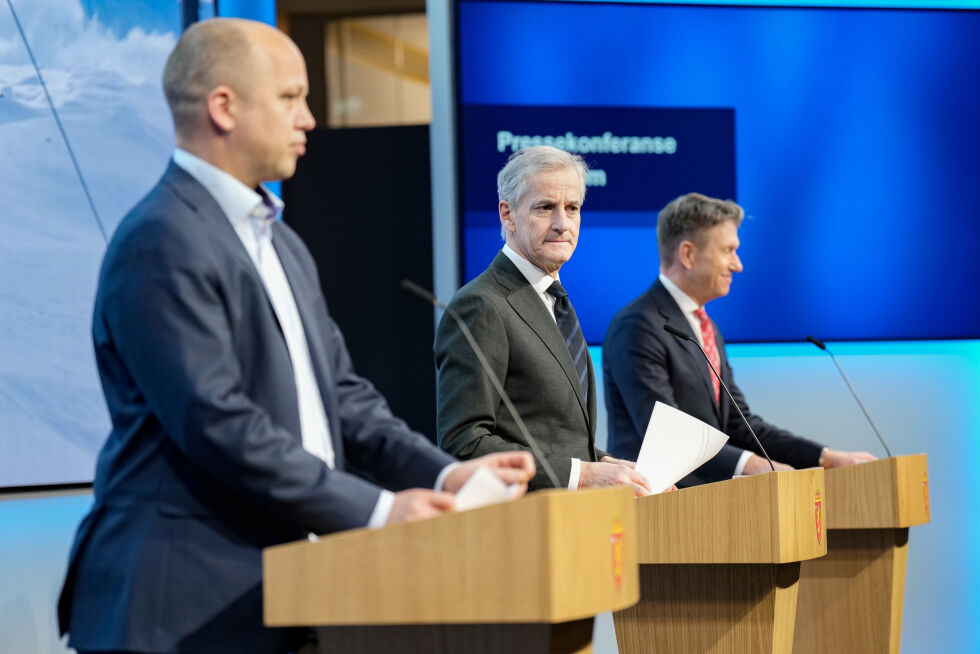 Statsminister Jonas Gahr Støre, finansminister Trygve Slagsvold Vedum og olje- og energiminister Terje Aasland under pressekonferansen om strømstøtteordningen 15. februar 2023.
 Foto: Fredrik Varfjell / NTB