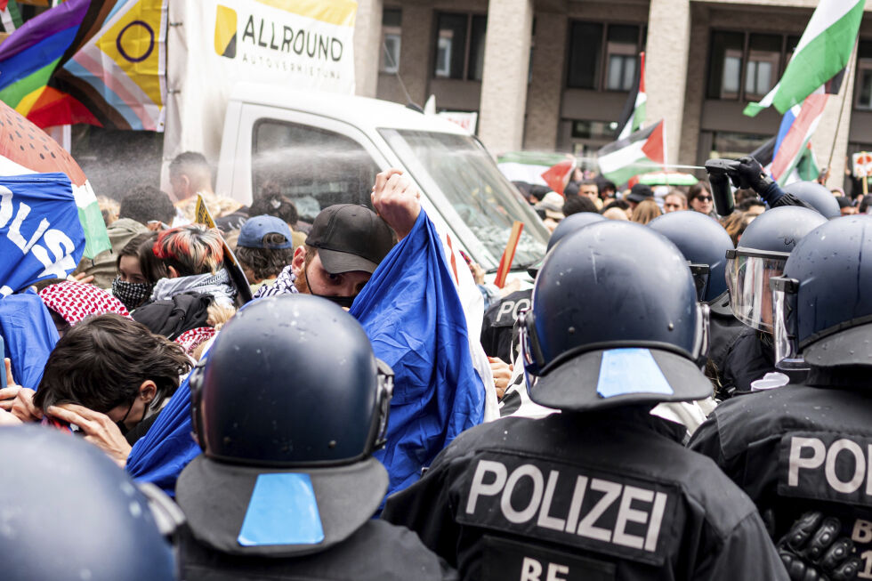 BERLIN: Politiet bruker pepperspray mot demonstranter under en pro-palestinsk demonstrasjon i Berlin i mai i år





 Foto: NTB/AP