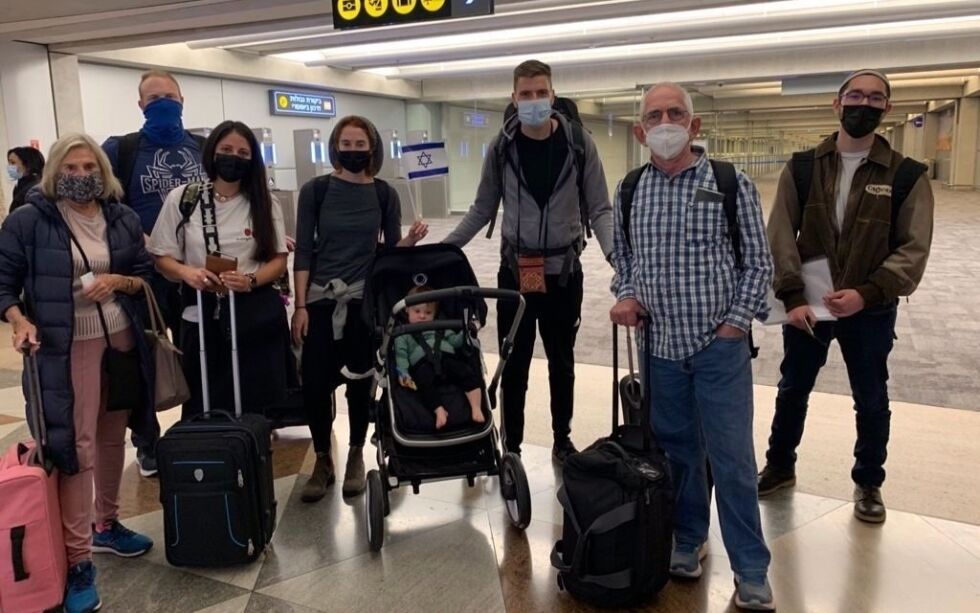 Denne storfamilien gleder seg til å ankomme sitt nye hjemland Israel.
 Foto: JAFI
