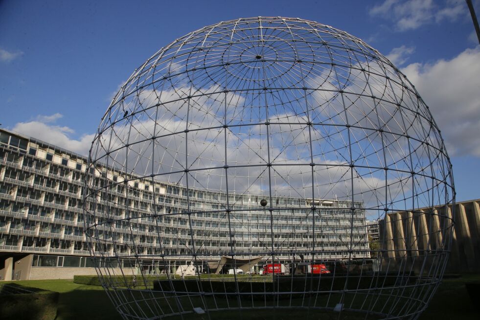 FRANKRIKE: UNESCOS hovedkvarter i Paris sett gjennom «Globen».
 Foto: AP