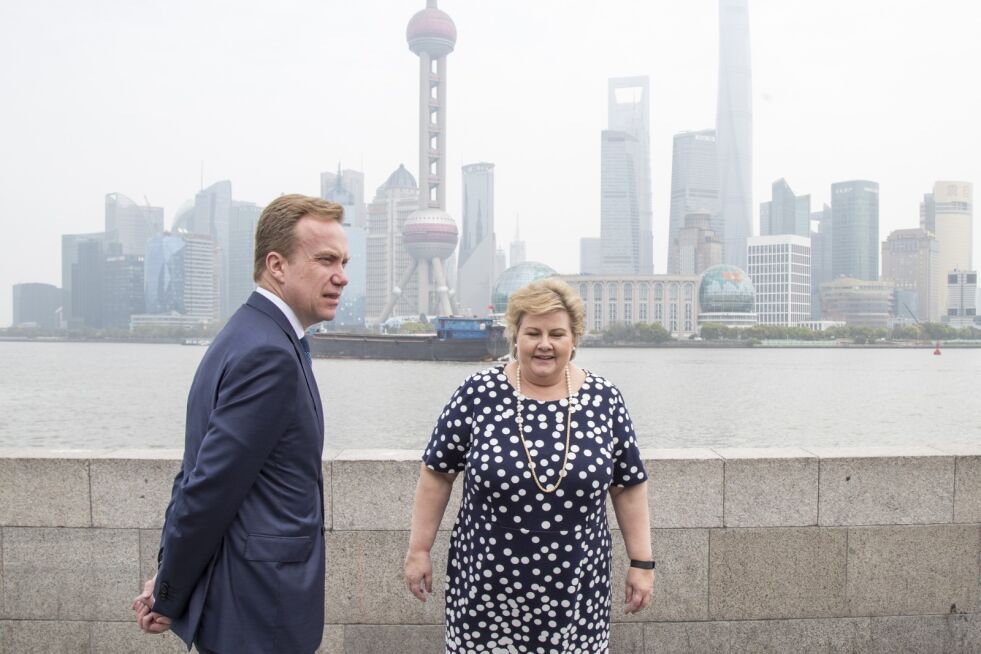 Utenriksminister Børge Brende og statsminister Erna Solberg spaserer på The Bund i Shanghai lørdag. Solberg er på offisielt besøk til Kina der gjenopptakelse av politisk og økonomisk samarbeid med Kina er hovedformålet med besøket.
 Foto: Heiko Junge / NTB scanpix