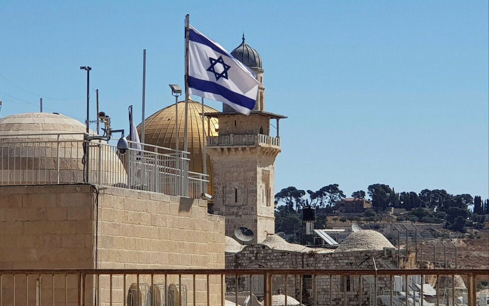 Et israelsk flagg vaier i vinden på Machkama-bygningen, basen til israels grensepoliti, nær den vestlige muren i gamle byen i Jerusalem. Illustrasjonsbilde.
 Foto: TPS