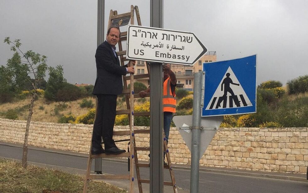 Jerusalems borgermester Nir Barkat henger opp skilting til USAs nye ambassade. Foto: Jerusalem kommune