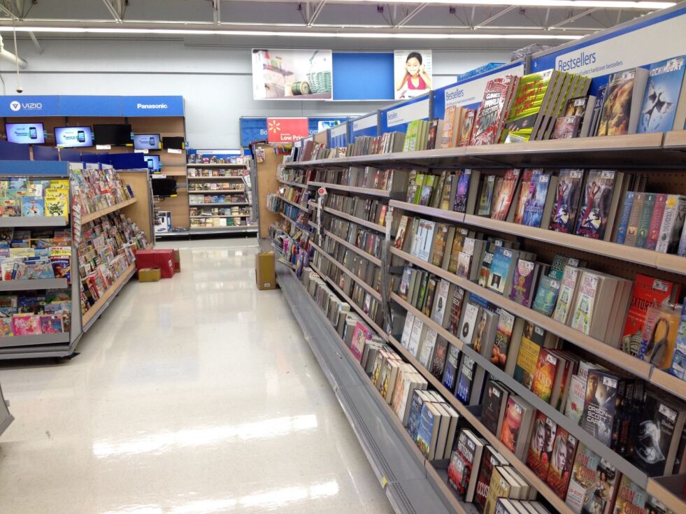 Avisene dør i Amerika, men bøker og TV har overtatt kampen om den ideologiske samfunnsdebatten. I USAs største forretningskjede, Walmart, selges konservative bøker i hopetall, fordi de er blant bestselgerne.