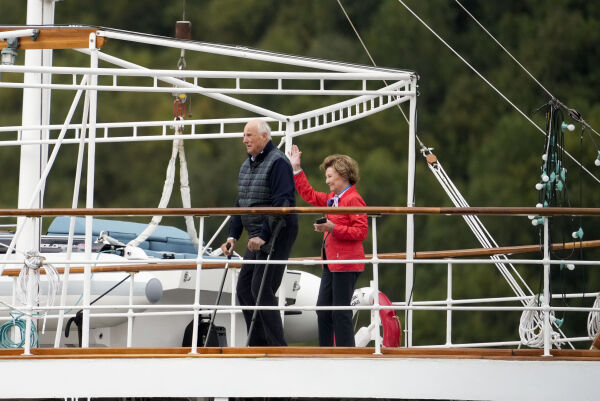 Brudefølget møtte Kongeskipet i Geirangerfjorden