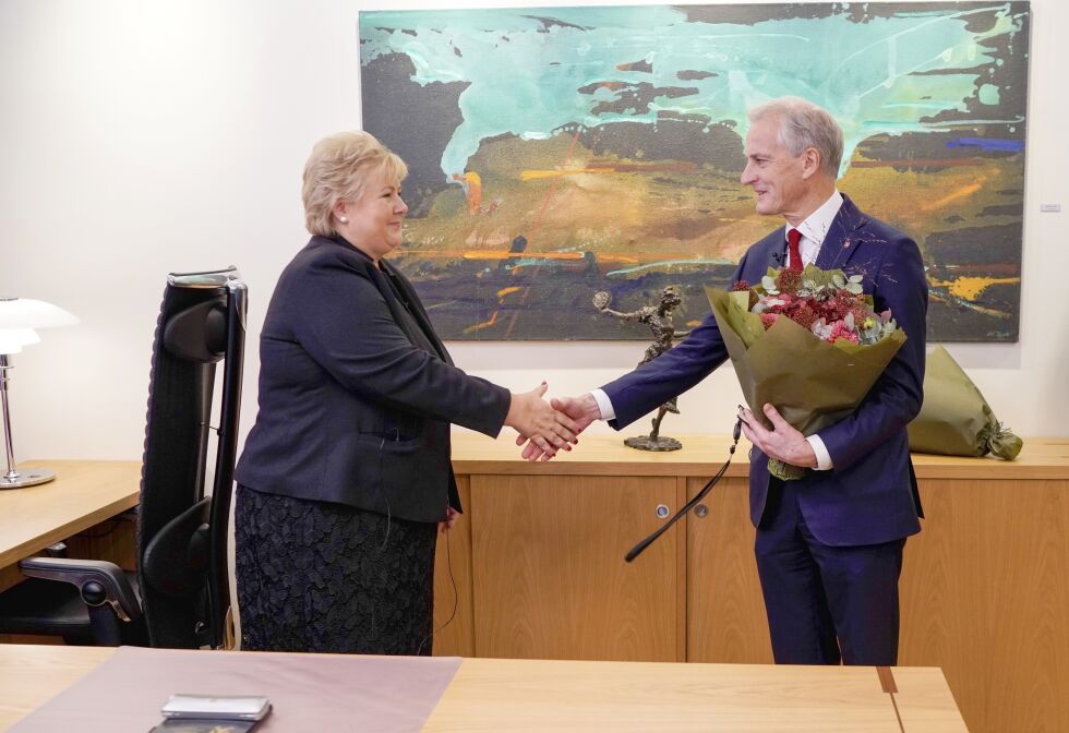OVERTAKELSE: Erna Solberg (H) overrakte nøkkelen til statsministerens kontor til Statsminister Jonas Gahr Støre (AP) i oktober.
 Foto: Cornelius Poppe / NTB