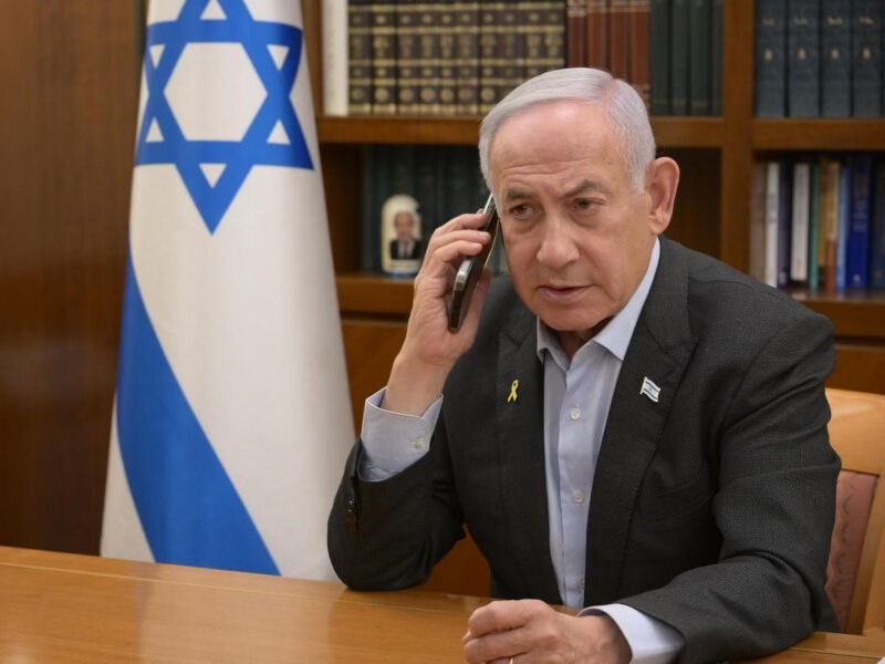 Israels statsminister Benjamin Netanyahu har snakket med gislenes familie etter søndagens frigivelse av 3 kvinner.
 Foto: Amos Ben-Gershom (GPO)