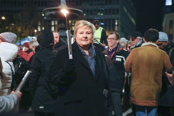Erna Solberg deltok i fakkeltog for å markere Krystallnatten